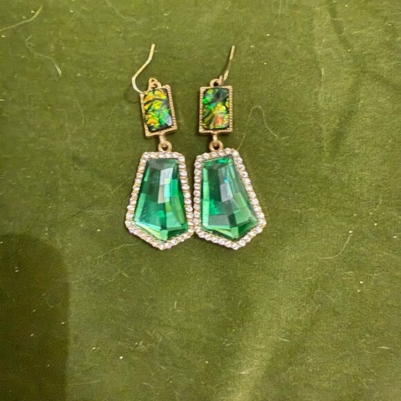 Elegant Green Dangle Earrings - Picture 1 of 1